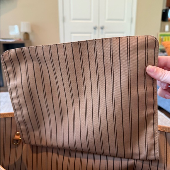 Louis Vuitton Neverfull MM Handbag - Picture 6 of 13